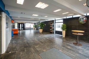 Eingangshalle mit Pförtner