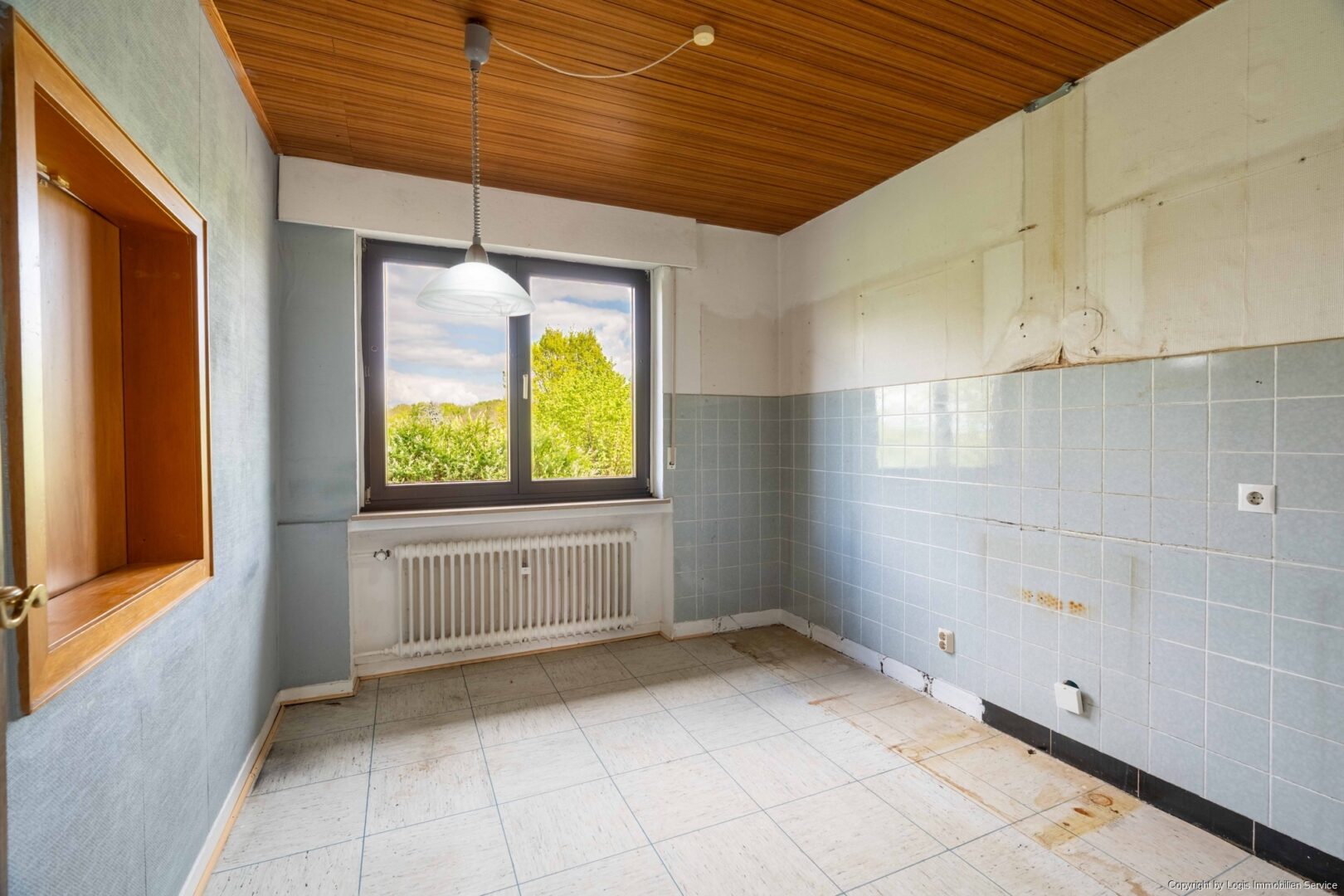 Küche mit Durchreiche