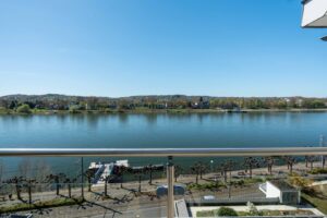 Unverbaubarer Rheinblick