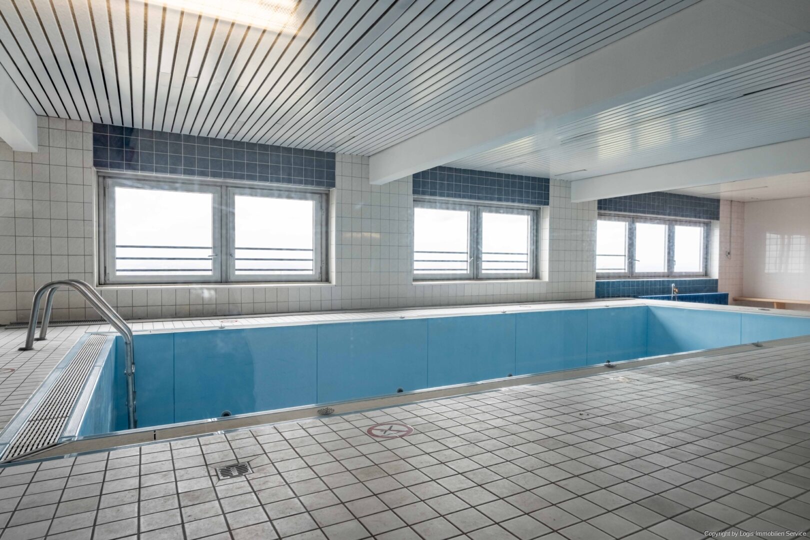 Hallenschwimmbad im 31.  OG