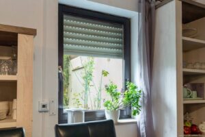 Fenster mit Rollläden